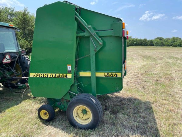 John Deere 566 round baler