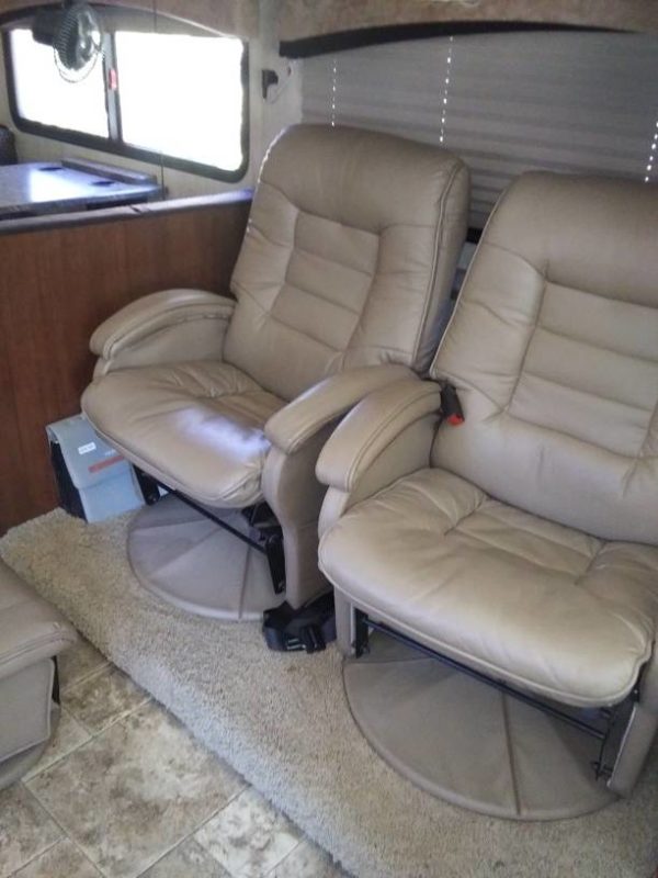 2011 Fleetwood Bounder 36 ft Motorhome Rv - Image 4