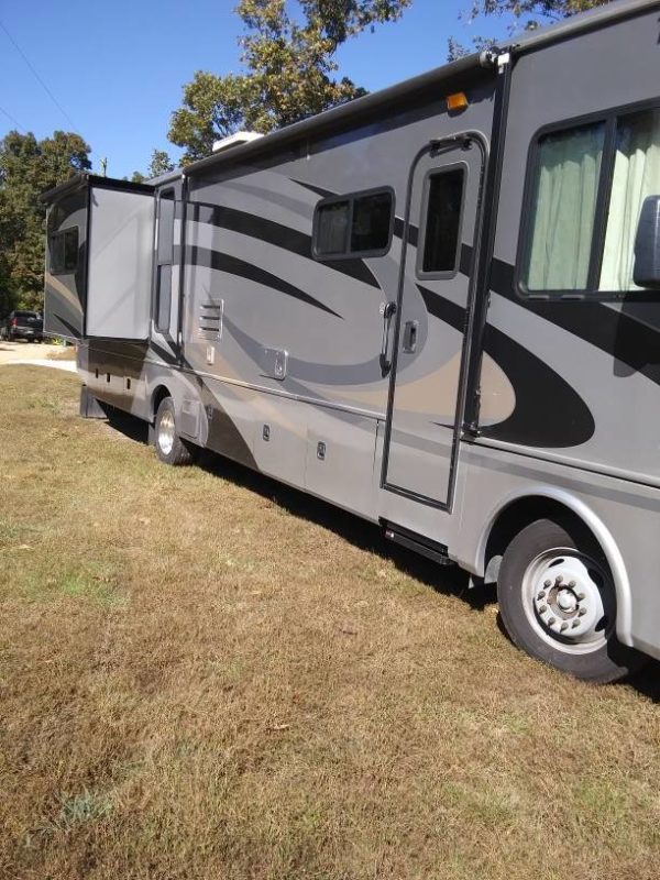 2011 Fleetwood Bounder 36 ft Motorhome Rv - Image 11