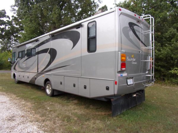 2011 Fleetwood Bounder 36 ft Motorhome Rv - Image 12