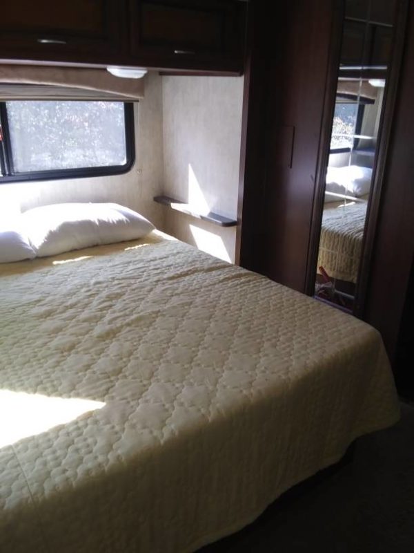 2011 Fleetwood Bounder 36 ft Motorhome Rv - Image 5