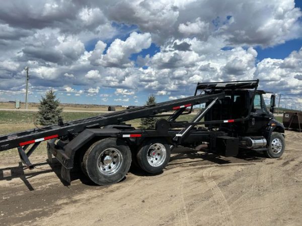 2012 INTERNATIONAL 4300 ROLL OFF TRUCK - Image 3